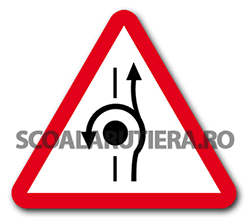 Pre-signalling of a road arrangement that also offers the possibility of turning vehicles