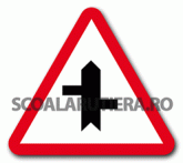 Intersecție cu drumuri fără prioritate, decalate 