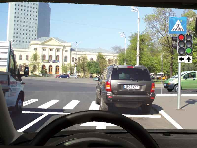 Autovehiculul din fața dvs. traversează intersecția. Cum veți proceda?