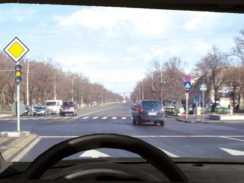 How is it correct to proceed if the traffic lights operate with the colour yellow intermittent?